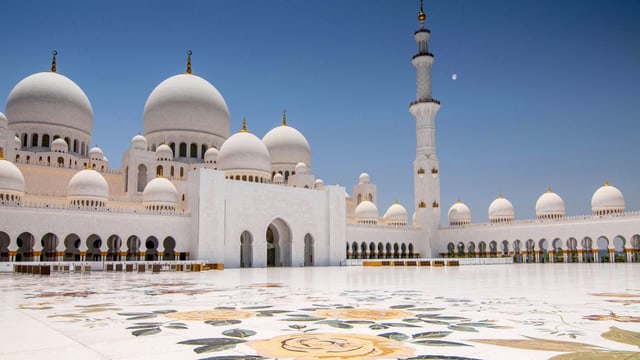 Der Innenhof der Moschee ist mit Blumenmuster verziert. Der Innenhof der Moschee ist mit Blumenmuster verziert.