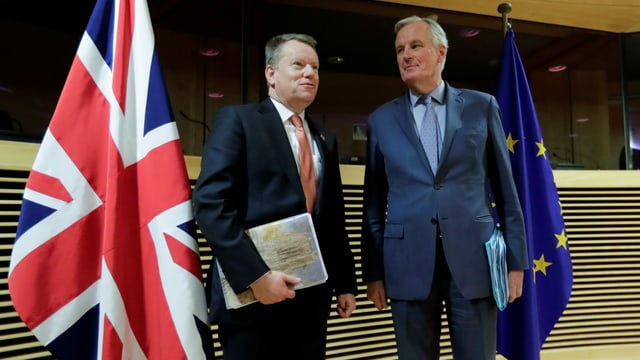 Frost und Barnier stehen jeweils neben ihren Landesflaggen. Frost und Barnier stehen jeweils neben ihren Landesflaggen.