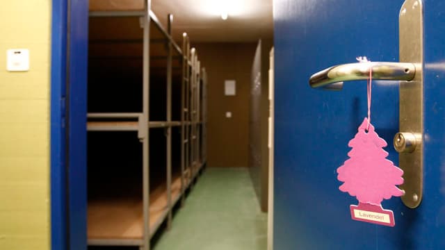 Blick auf ein Schlafzimmer in einer Asylunterkunft. Blick auf ein Schlafzimmer in einer Asylunterkunft.