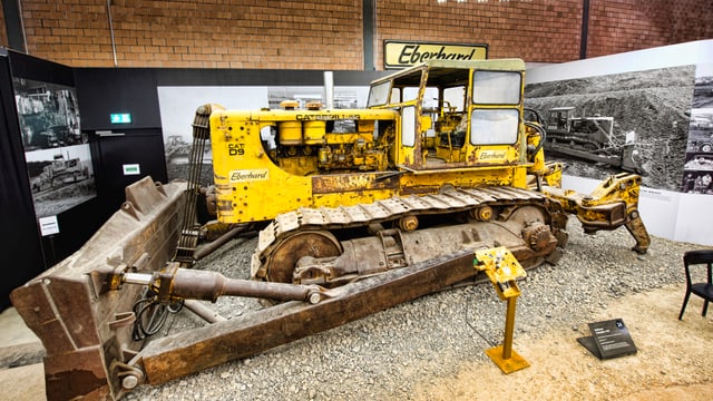 Gelbe Baumaschine steht in einem Raum. Gelbe Baumaschine steht in einem Raum.