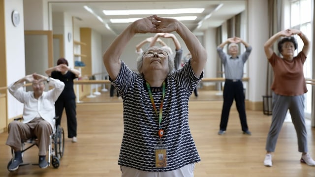 Chinese Rentner machen Gymnastik Chinese Rentner machen Gymnastik