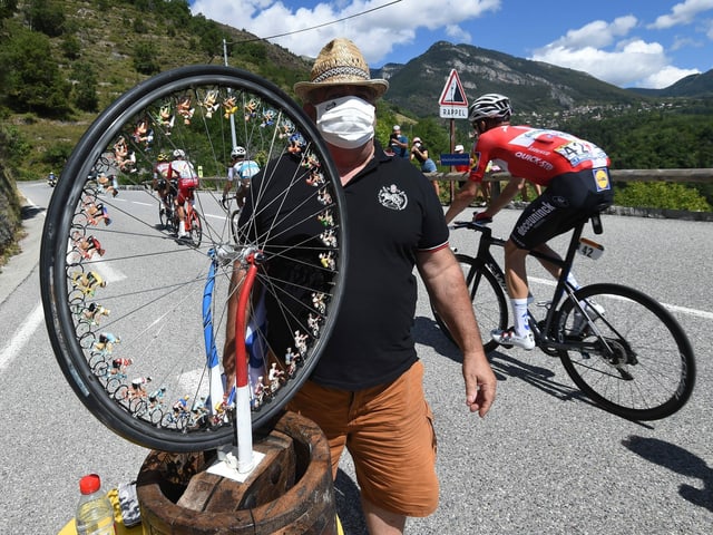 Ein Zuschauer bei der Tour de France trägt eine Maske. Ein Zuschauer bei der Tour de France trägt eine Maske.