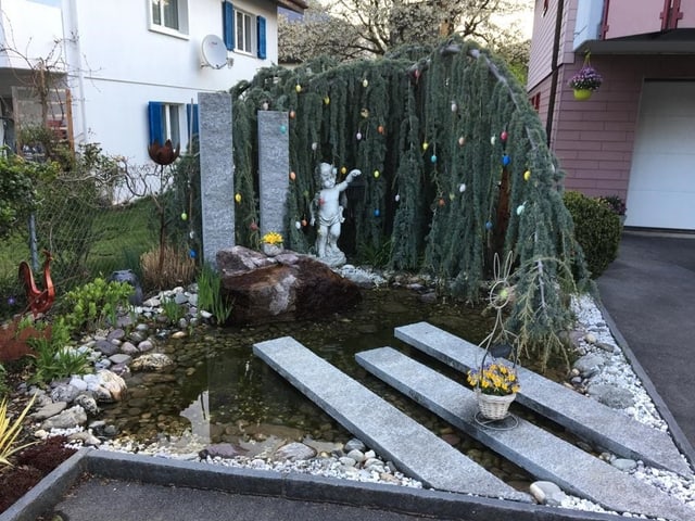 Ein Tannenbaum mit Ostereier dekoriert.