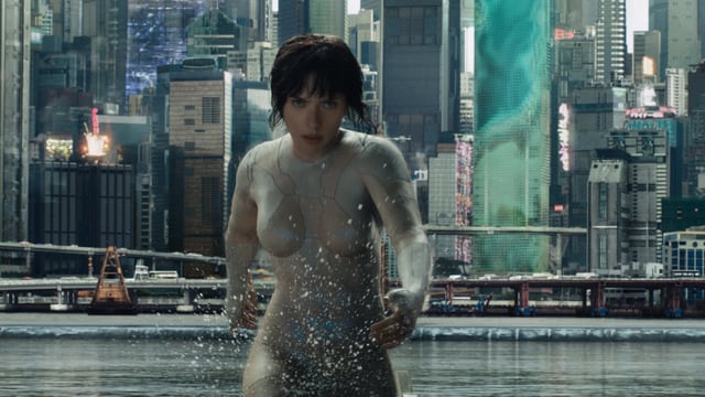 Scarlett Johansson im knietiefen Wasser vor der Skyline einer asiatischen Metropole. Scarlett Johansson im knietiefen Wasser vor der Skyline einer asiatischen Metropole.