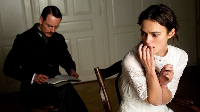 Die Schauspieler Keria Kneghtly und Michael Fassbender in einer Gesprächssituation. Die Schauspieler Keria Kneghtly und Michael Fassbender in einer Gesprächssituation.