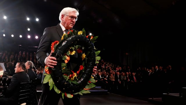 Steinmeier legt einen Krank nieder. Steinmeier legt einen Krank nieder.