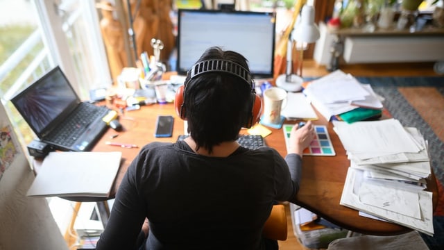 Eine Frau mit Pamir im Homeoffice Eine Frau mit Pamir im Homeoffice