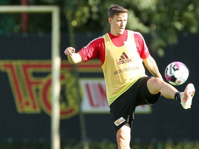 Max Kruse jongliert mit dem Ball