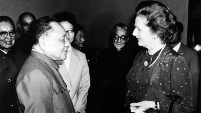 China Staatschef Deng Xiaoping und Premierministerin des Vereinigten Königreichs Margaret Thatcher schauen sich an uns sprechen. China Staatschef Deng Xiaoping und Premierministerin des Vereinigten Königreichs Margaret Thatcher schauen sich an uns sprechen.
