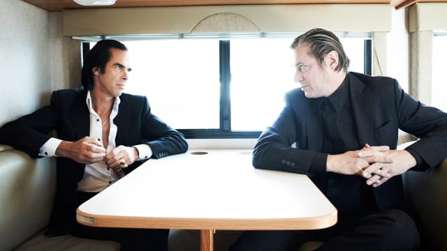 Nick Cave und Blixa Bargeld an einem Tisch Nick Cave und Blixa Bargeld an einem Tisch