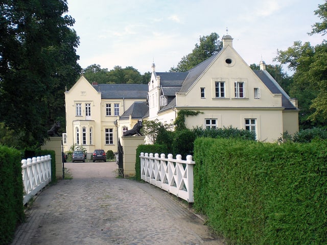 Blick durch Toreinfahrt auf ein herrschaftliches Haus. Blick durch Toreinfahrt auf ein herrschaftliches Haus.