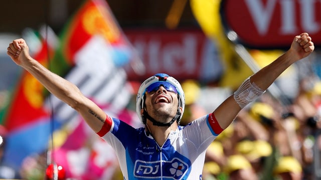 Thibaut Pinot reisst bei der Zielankunft die Hände in die Höhe. Thibaut Pinot reisst bei der Zielankunft die Hände in die Höhe.