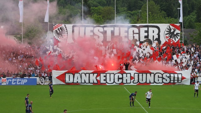 Fans des FC Aarau feierten mit Pyros auf den Tribüne im Brügglifeld. Fans des FC Aarau feierten mit Pyros auf den Tribüne im Brügglifeld.