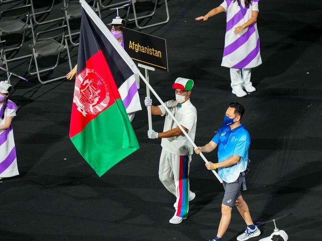 Die Flagge Afghanistans wurde bei der Eröffnungsfeier am Dienstag von einem Volunteer ins Stadion getragen. Die Flagge Afghanistans wurde bei der Eröffnungsfeier am Dienstag von einem Volunteer ins Stadion getragen.