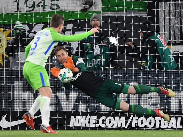 Ralf Fährmann hält gegen Verhaegh