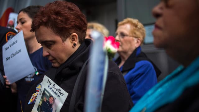 Angehörige der 9/11-Opfer mit Plakaten Angehörige der 9/11-Opfer mit Plakaten