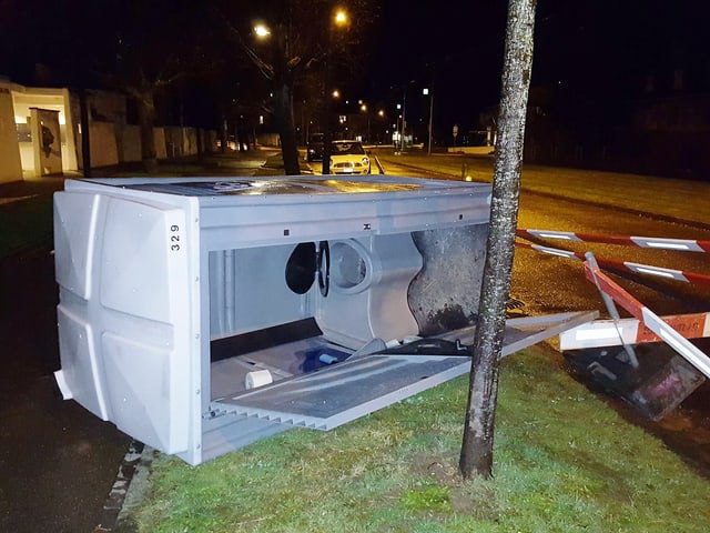 Ein Baustellen WC alias Toitoi wurde vom Wind umgeworfen und liegt mit geöffneter Tür auf dem Trottoir. Ein Baustellen WC alias Toitoi wurde vom Wind umgeworfen und liegt mit geöffneter Tür auf dem Trottoir.