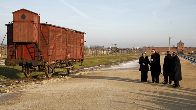 Gruppe neben ehemaligem Waggon. Gruppe neben ehemaligem Waggon.