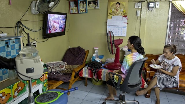 Zwei Frauen in einem ärmlichen Raum schauen Fernsehen. Zwei Frauen in einem ärmlichen Raum schauen Fernsehen.