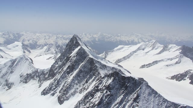 Verschneites Finsteraarhorn an Pfingsten 2014. Verschneites Finsteraarhorn an Pfingsten 2014.