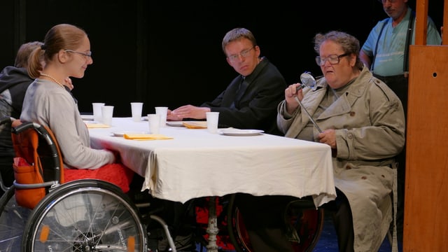 Leute sitzen am Tisch Leute sitzen am Tisch
