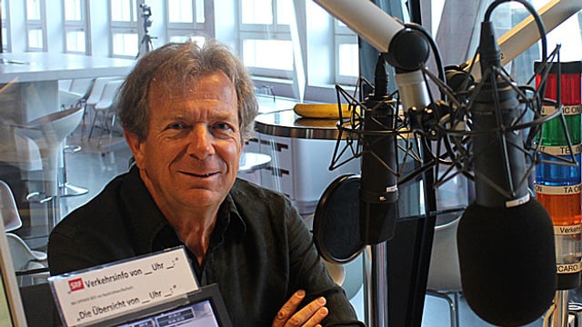 Guido Tognoni en il studio da radio da SRF. Guido Tognoni en il studio da radio da SRF.