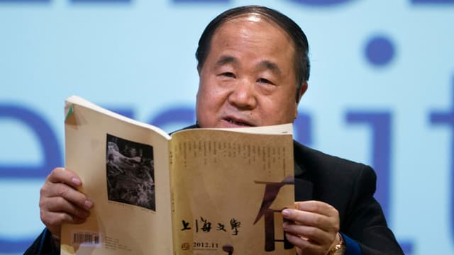 Schriftsteller Mo Yan hält ein chinesisches Magazin in den Händen.