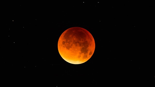 Bei einer Mondfinsternis verfärbt sich der Mond blutrot und wird daher Blutmond genannt. Bei einer Mondfinsternis verfärbt sich der Mond blutrot und wird daher Blutmond genannt.