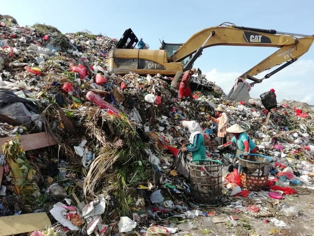 Müllsammlerinnen suchen nach Brauchbarem. Müllsammlerinnen suchen nach Brauchbarem.