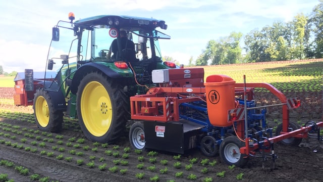 Traktor mit Hackroboter Traktor mit Hackroboter