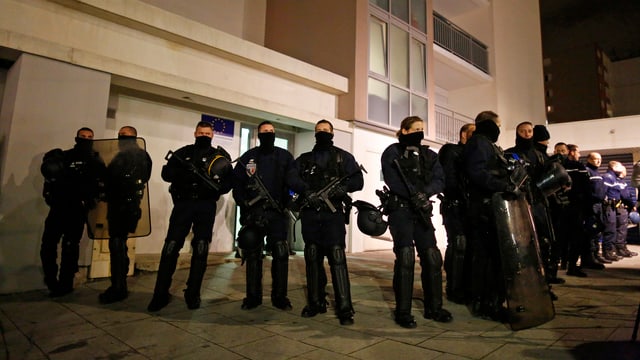 Polizisten in Vollmontur Polizisten in Vollmontur