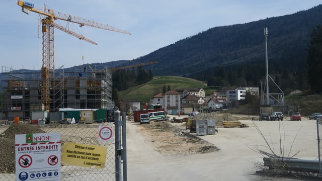 Blick auf die Baustelle mit drei Kranen Blick auf die Baustelle mit drei Kranen