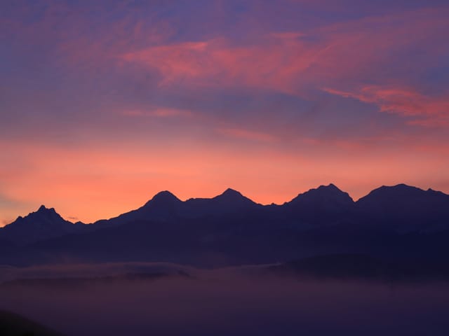 Violetter Himmel, Bergpanorama.