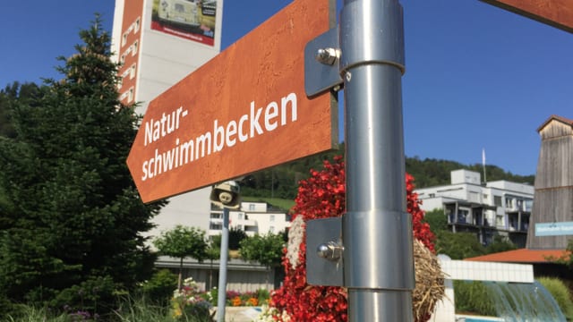 Wegweiser zum Naturschwimmbecken Wegweiser zum Naturschwimmbecken