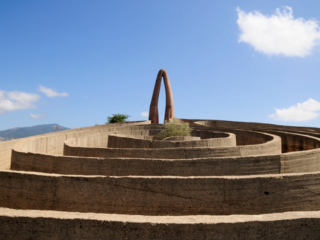 Eine Skulptur in Form eines Labyrinths. Eine Skulptur in Form eines Labyrinths.