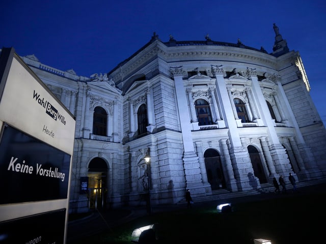 Die Aussenansicht des berühmten Wiener Burgtheaters bei Nacht. Die Aussenansicht des berühmten Wiener Burgtheaters bei Nacht.