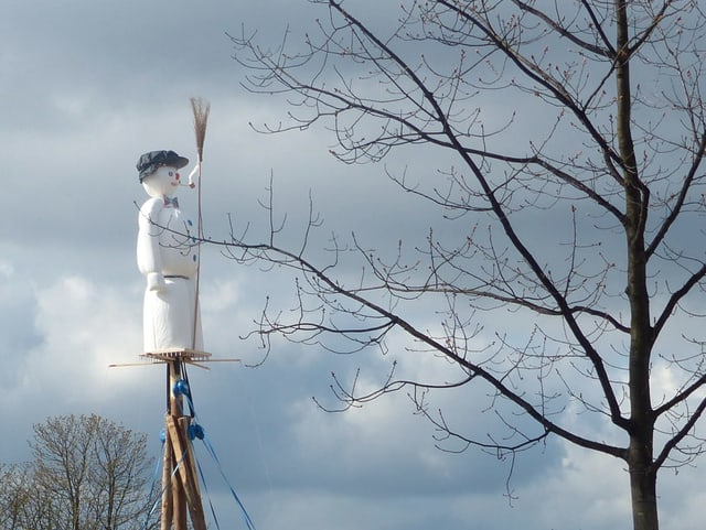 Der Böögg vor bewölktem Himmel.