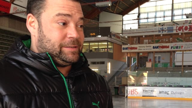Mann auf Eisfläche. Mann auf Eisfläche.