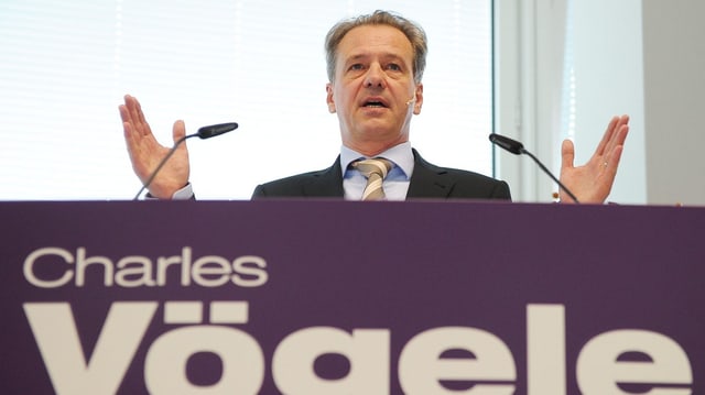 Markus Voegeli während einer Medienkonferenz auf der Bühne Markus Voegeli während einer Medienkonferenz auf der Bühne