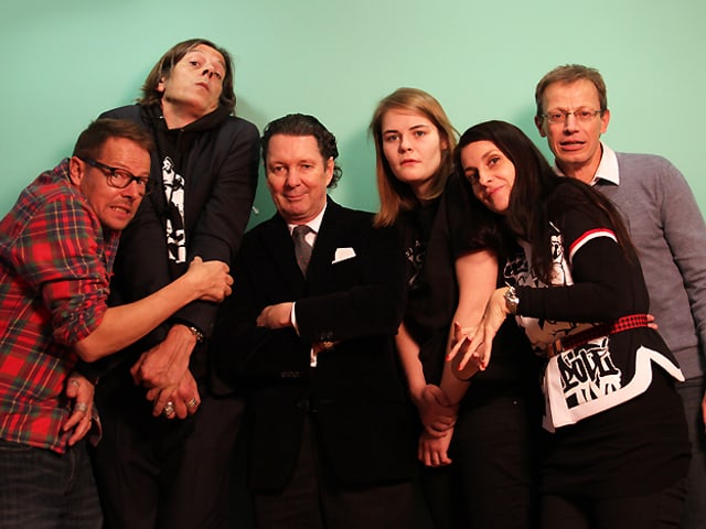 Die Jury quetscht sich für ein Gruppenbild zum Thema Dichtestress zusammen Die Jury quetscht sich für ein Gruppenbild zum Thema Dichtestress zusammen