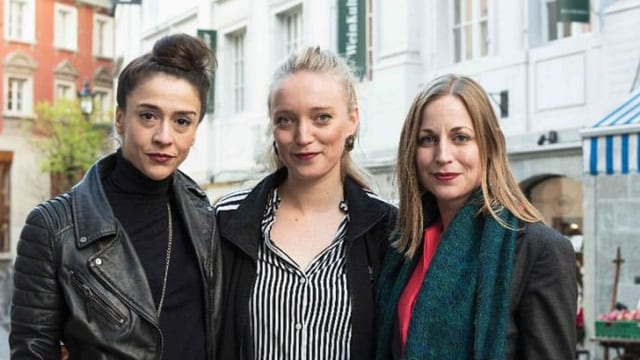Drei Frauen stehen vor der Fassade eines Altstadthauses. Drei Frauen stehen vor der Fassade eines Altstadthauses.