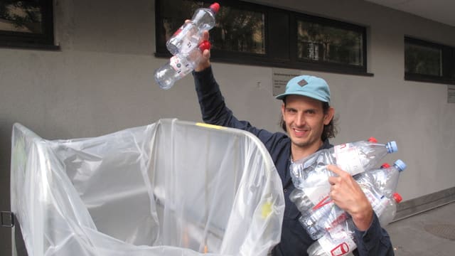 Ein Mann entsorgt PET-Flaschen Ein Mann entsorgt PET-Flaschen