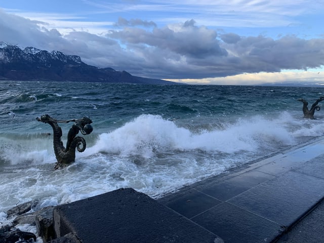 Aufgepeitschter Genfersee. Sturmtief "Veiko" fegte mit Böen bis 100 km/h übers Flachland und auch über den genfersee hier in Vevey/VD.