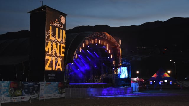 La tribuna gronda resta vida la gievgia.