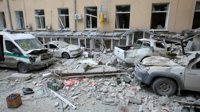 Zerstörte Autos und gesprengte Fenster nach dem Raketenangriff auf Charkiw.