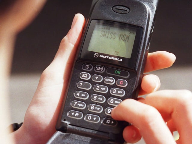 Altes Mobiltelefon und Finger, die etwas eintippen. Altes Mobiltelefon und Finger, die etwas eintippen.