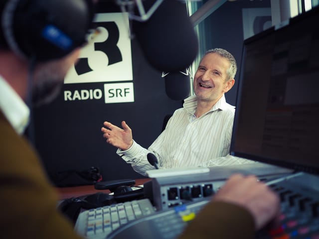Filmemacher Thomas Haemmerli im Studio von SRF 3.