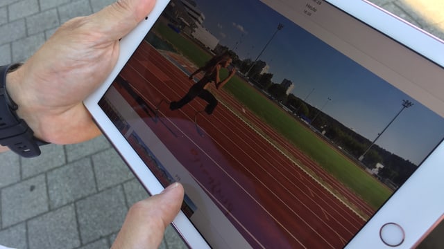 Ein Tablet mit Aufnahmen von Abassia Rahmanis Sprints auf der Bahn. Ein Tablet mit Aufnahmen von Abassia Rahmanis Sprints auf der Bahn.
