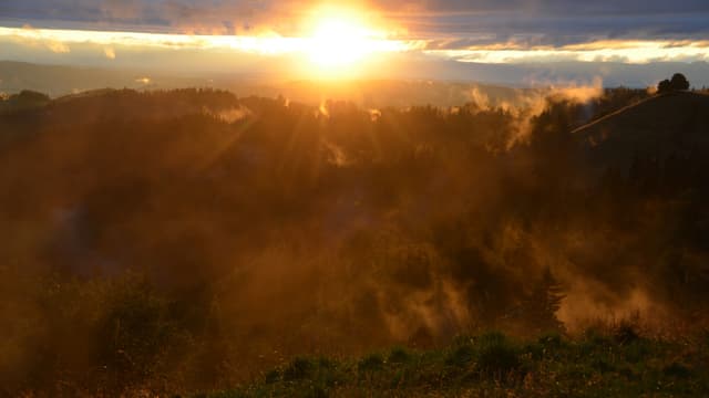 Abendliche Sonnenstrahlen verdunsteten die Feuchtigkeit über dem Emmental. Abendliche Sonnenstrahlen verdunsteten die Feuchtigkeit über dem Emmental.