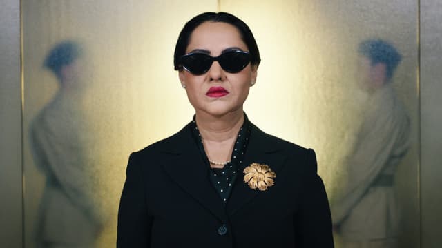 Eine ältere Frau blickt arrogant ins Bild. Eine ältere Frau blickt arrogant ins Bild.
